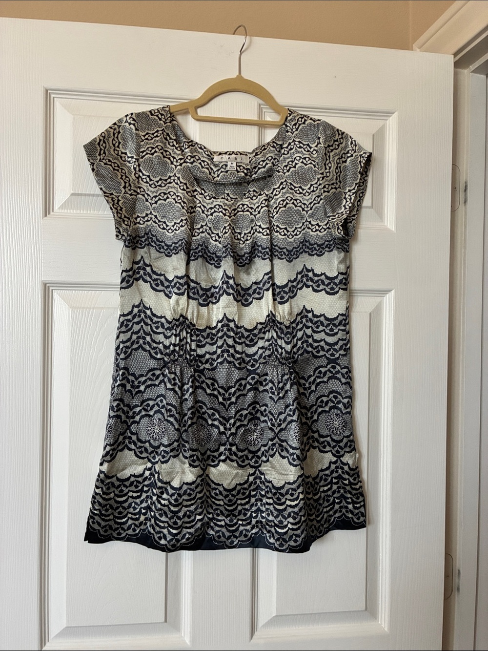 CAbi 817. Vintage!  Black and Cream Lace-Pattern Short Sleeve Tunic Top